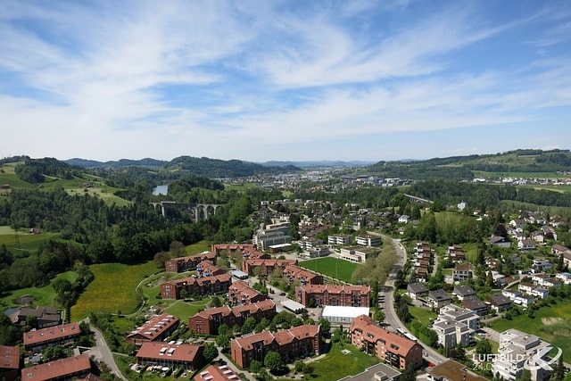 Sie möchten die Landschaften in der Schweiz genießen – dann sollten Sie eine Vignette haben, sonst droht nicht nur eine Strafe, die Folge kann auch eine Freiheitsstrafe sein.